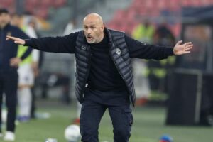 Vincenzo Italiano mentre dà disposizioni ai suoi giocatori