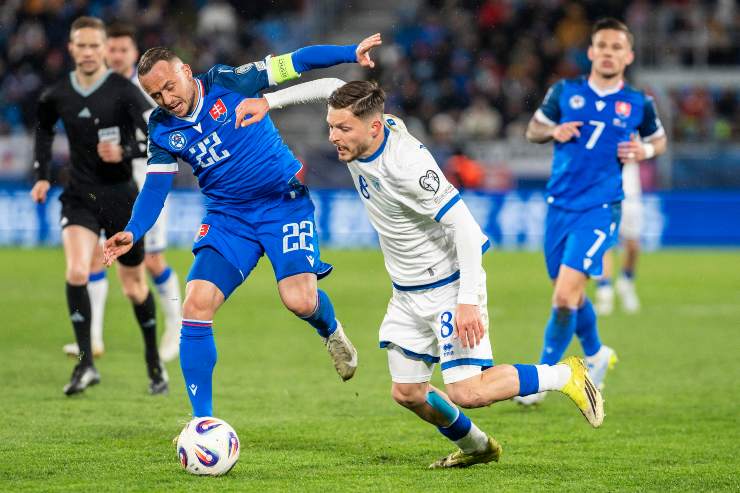 Il regista del Napoli Lobotka mentre contrasta un avversario