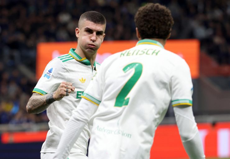 Il difensore della Roma ha appena segnato una rete ed esulta