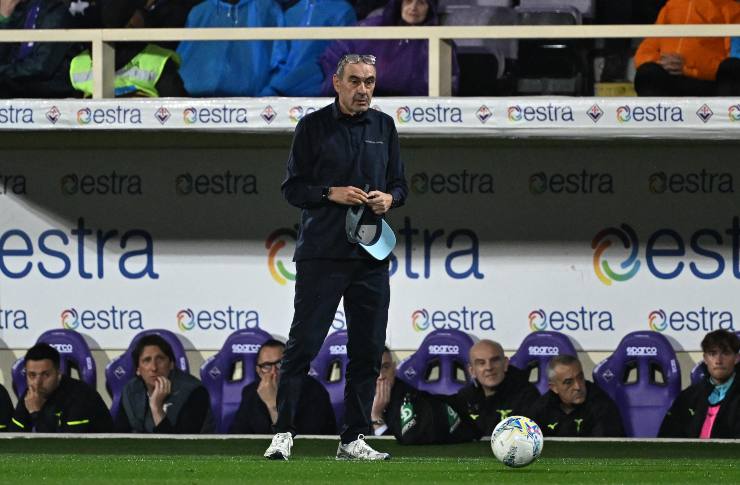 Maurizio Sarri mentre osserva la deludente prestazione della sua squadra a Firenze