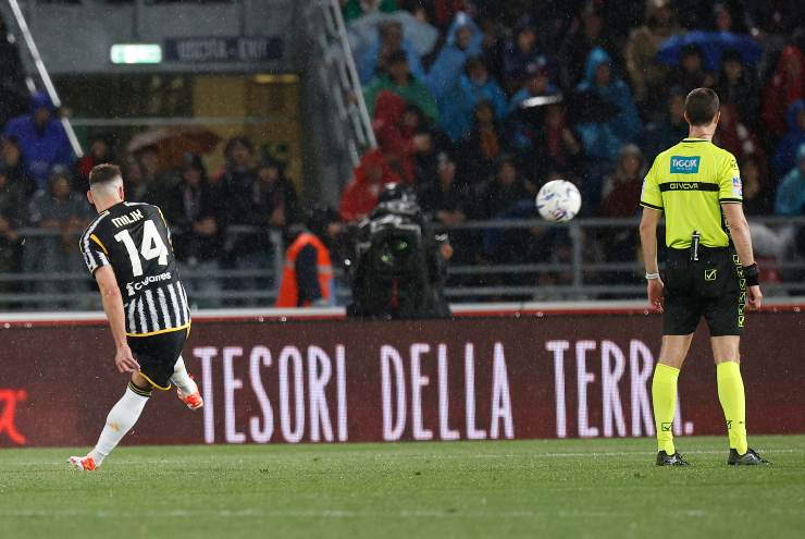 Milik mentre tenta una conclusione a rete