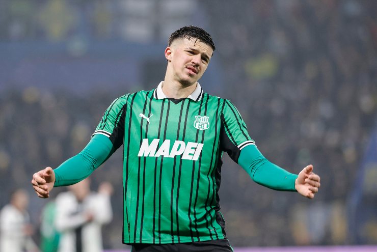Muharemovic con la maglia del Sassuolo che si lamenta