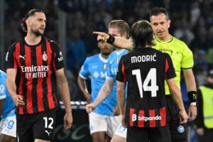 Un momento di Napoli Milan con Modric che si lamenta con l'arbitro