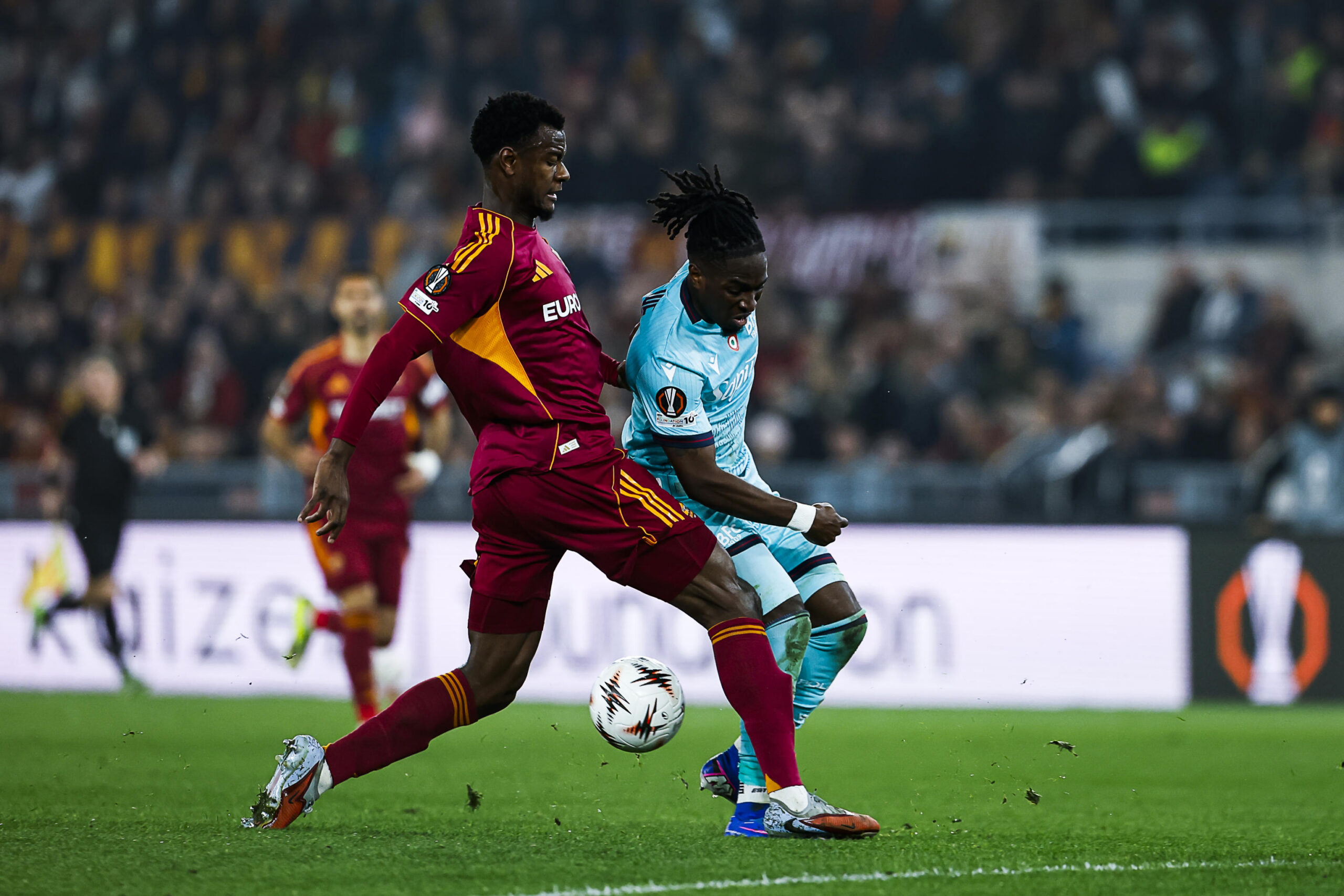 Il difensore della Roma N'Dicka mentre cerca di ostacolare un avversario