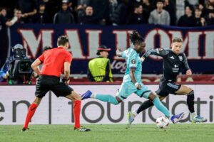 Rowe mentre scossa il tiro verso la porta dell'Aston Villa