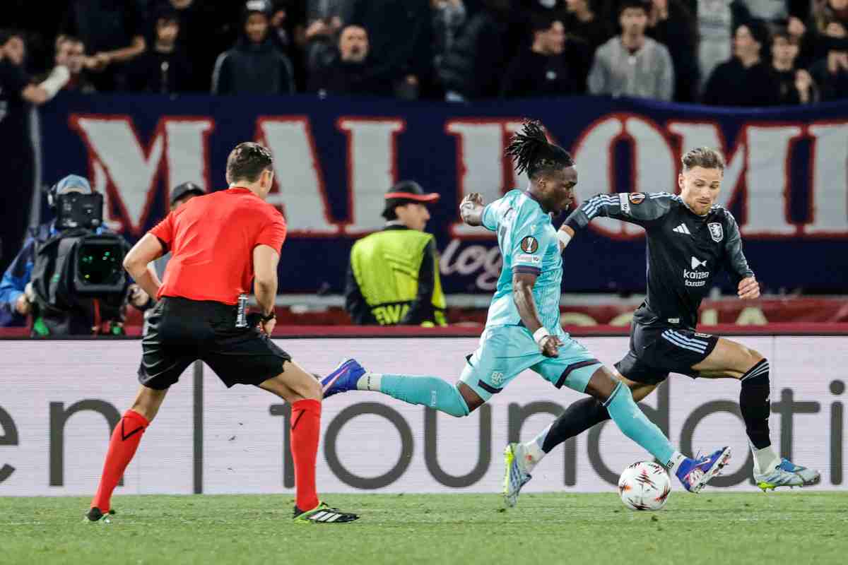 Rowe mentre scossa il tiro verso la porta dell'Aston Villa