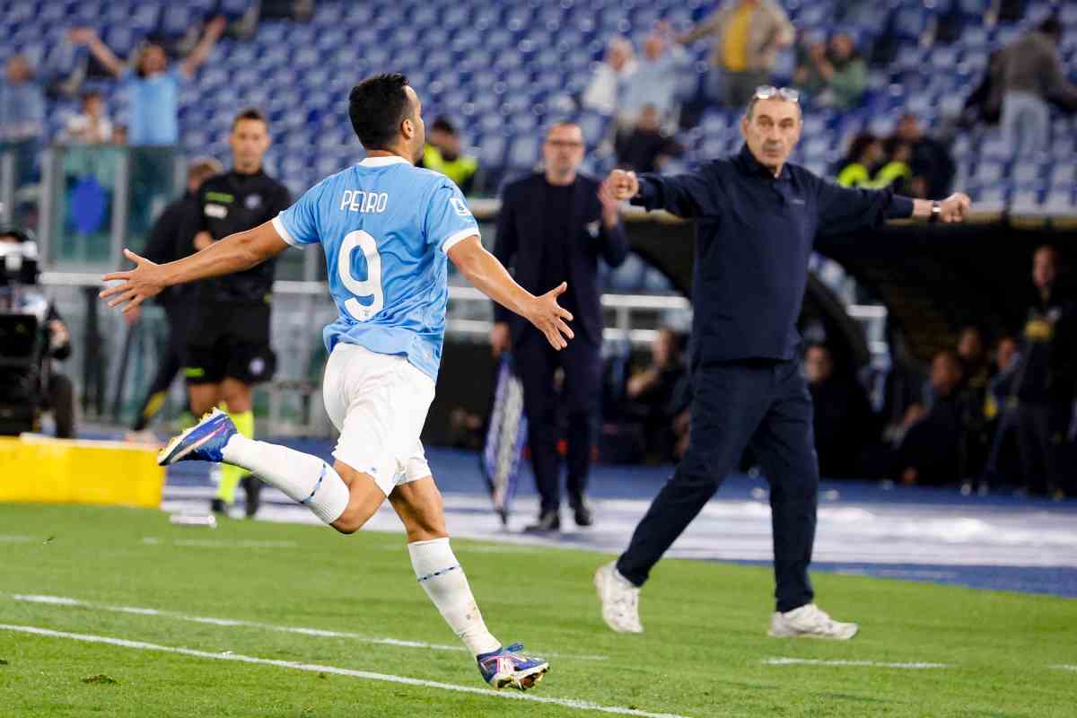 Maurizio Sarri mentre esulta dopo il gol di Pedro all'Udinese