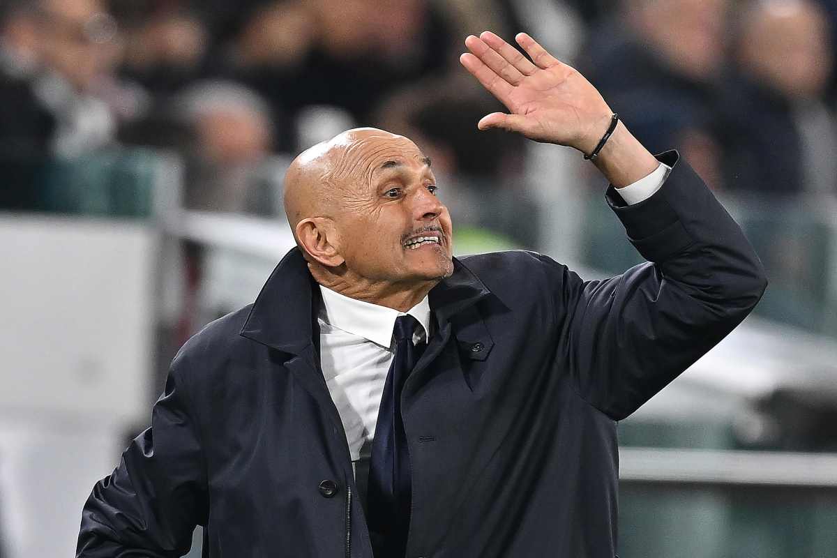 Luciano Spalletti che guida i suoi giocatori dalla panchina della Juventus