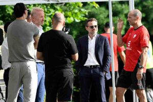 Il Milan a Milanello con il diesse Tare, Ibrahimovic e Allegri