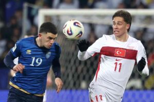 Yildiz in nazionale mentre mentre contrasta un avversario