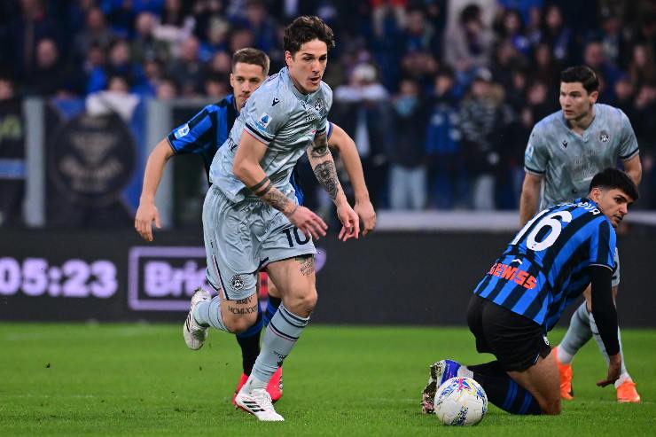 Nicolò Zaniolo mentre cerca di vincere un duello 