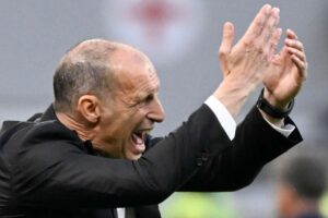 Max Allegri che cerca di motivare i suoi giocatori