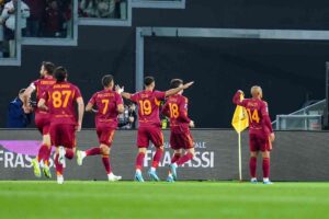 La Roma che celebra i gol di Malen