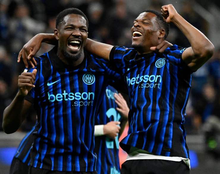 Dumfries e Thuram mentre festeggiano un gol