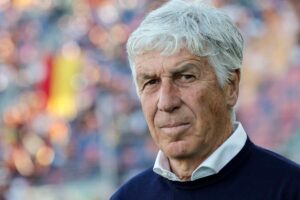 Il tecnico della Roma Gasperini pensieroso durante una gara