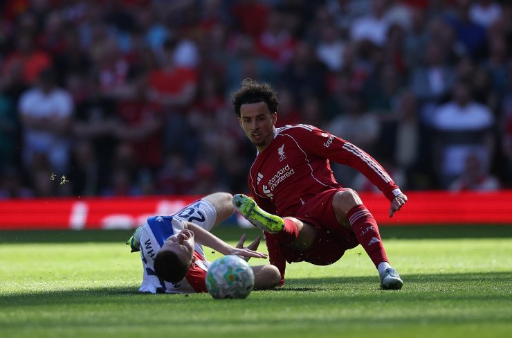 Il giocatore del Liverpool Jones mentre tenta un contrasto