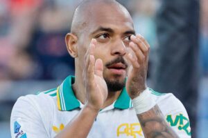 Malen mentre esulta dopo un gol e ringrazia i compagni