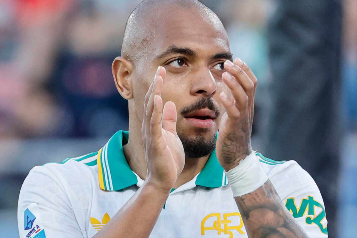 Malen mentre esulta dopo un gol e ringrazia i compagni