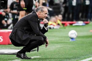 Pensieroso e riflessivo Max Allegri durante la sfida persa con il Sassuolo