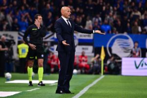 Luciano Spalletti mentre dà indicazioni alla sua squadra