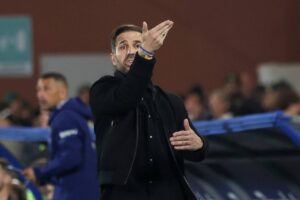 Il tecnico del Como Fabregas mentre dà indicazioni ai suoi giocatori