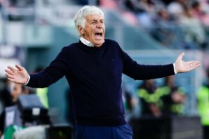 Il tecnico della Roma Gasperini mentre sprona i suoi giocatori