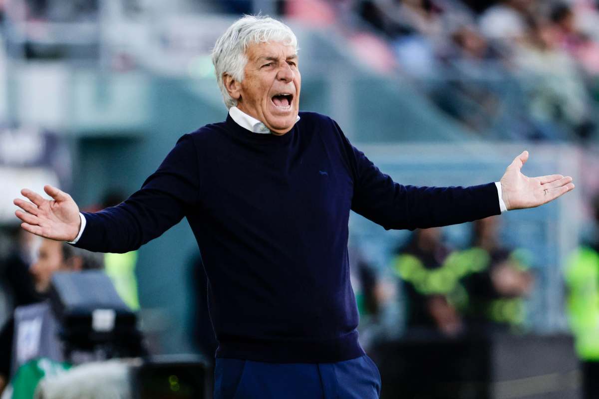 Il tecnico della Roma Gasperini mentre sprona i suoi giocatori