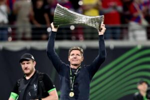 Glasner che solleva la Conference League con il Crystal Palace