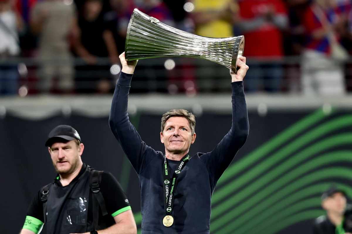 Glasner che solleva la Conference League con il Crystal Palace