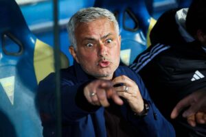 José Mourinho mentre dà ordini ai giocatori del Benfica