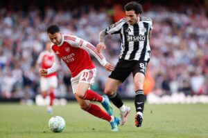 Sandro Tonali mentre cerca di vincere un contrasto con un calciatore dell'Arsenal