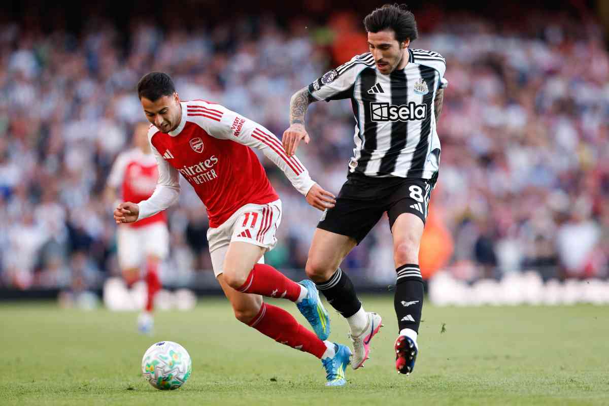Sandro Tonali mentre cerca di vincere un contrasto con un calciatore dell'Arsenal
