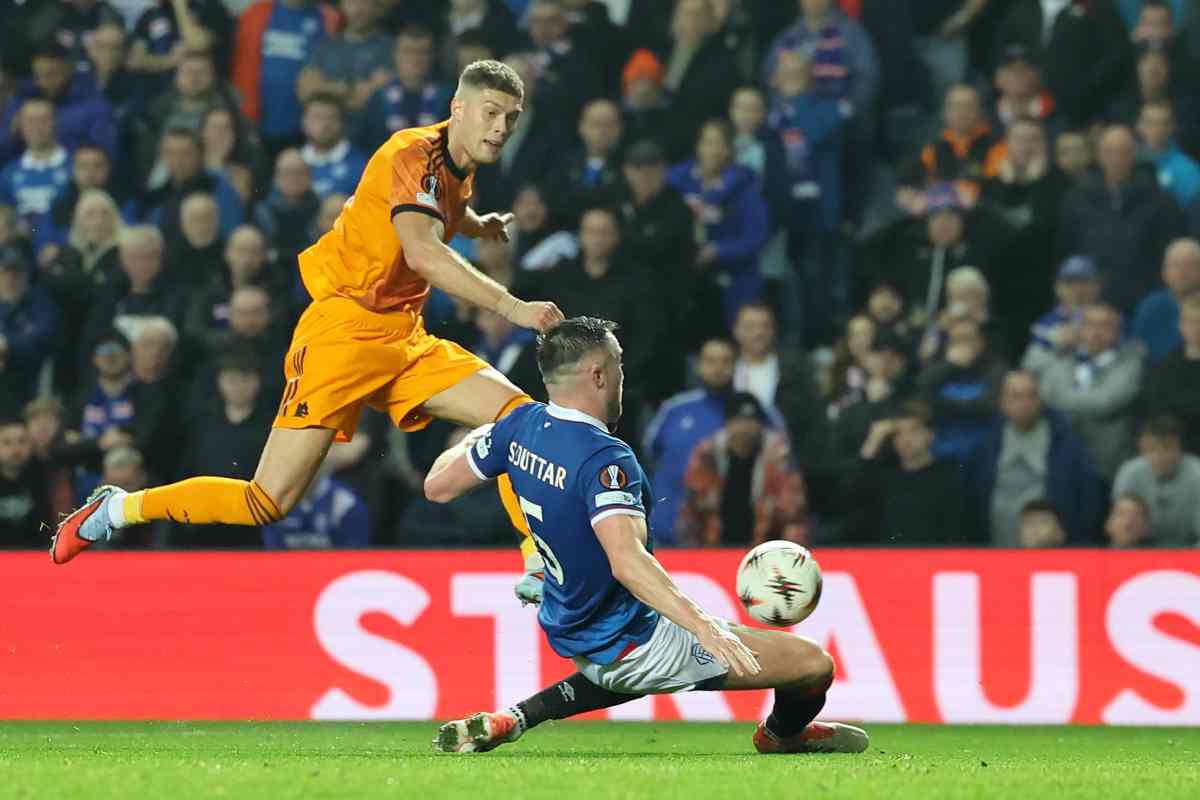 Artem Dovbyk mentre cerca un tiro dalla distanza in Europa League
