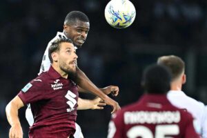Il difensore della Juventus KJalulu durante un cintrasto nel derby