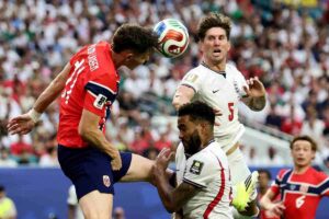 Stones mentre gioca con la maglia dell'Inghilterra contro la Norvegia ai mondiali