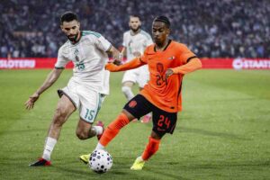 Summerville mentre tenta un dribbling durante i mondiali americani con l'Olanda