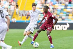 Zaniolo mentre tenta un dribbling