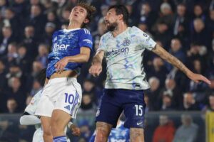 Acerbi mentre contrasta Nico Paz