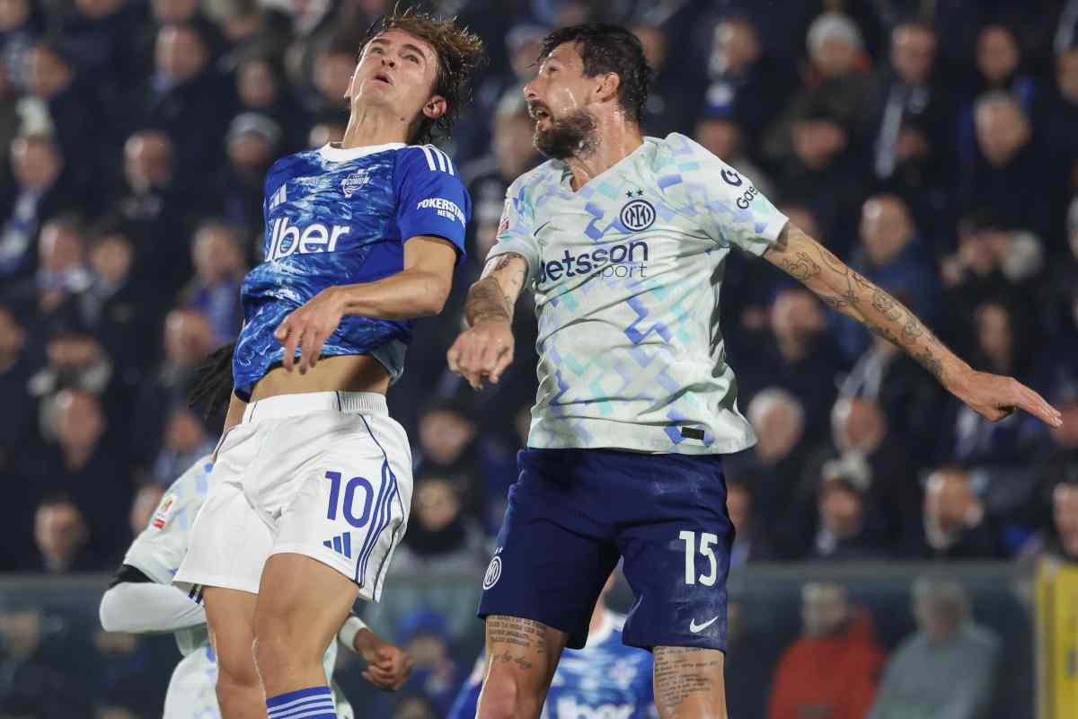 Acerbi mentre contrasta Nico Paz