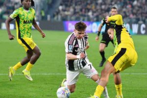 Francisco Conceicao mentre fa un dribbling in area