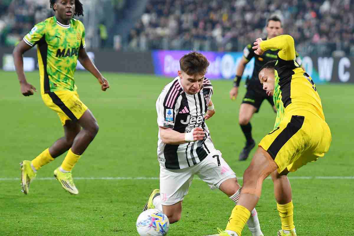 Francisco Conceicao mentre fa un dribbling in area