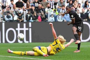 L'attaccante della Juventus David mentre tenta un tiro in porta