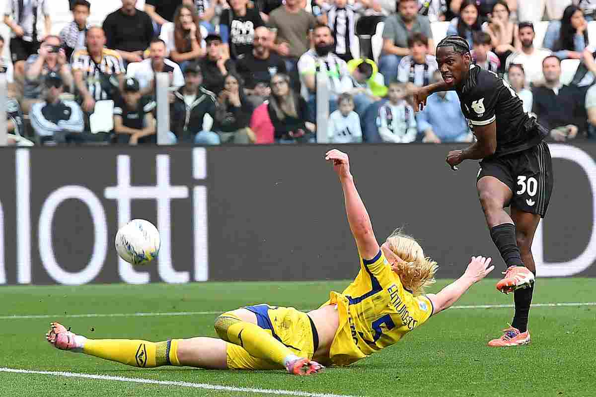 L'attaccante della Juventus David mentre tenta un tiro in porta