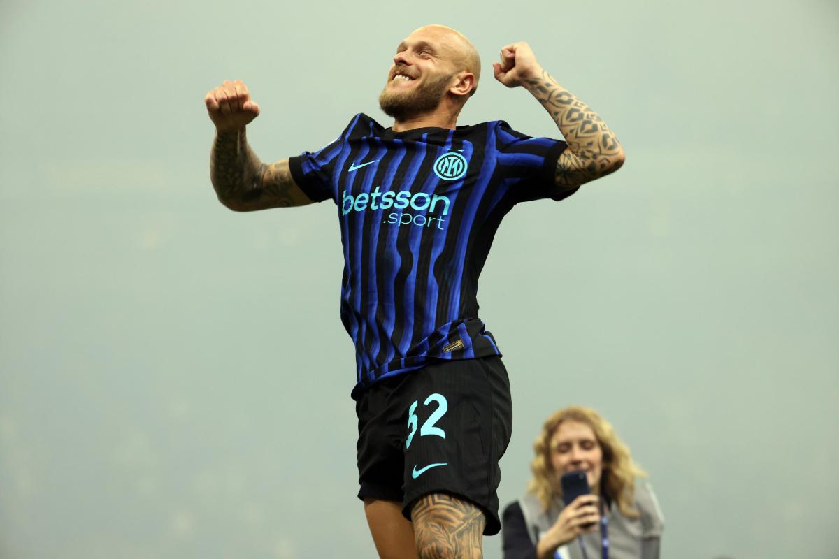 Dimarco mentre esulta dopo un gol fatto con l'Inter
