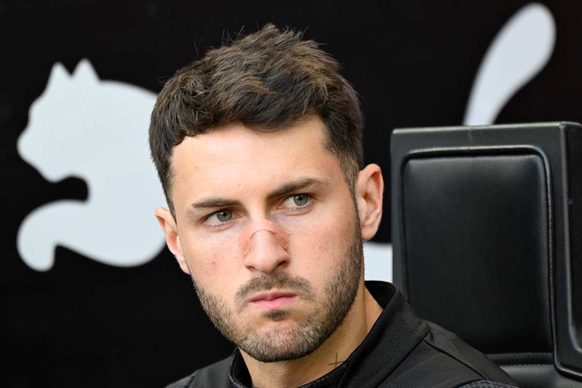 L'attaccante del Milan Gimenez durante una conferenza stampa