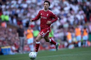 Curits Jones del Liverpool mentre cerca di involarsi in area
