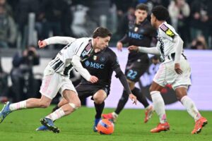 Un momento di Juve-Napoli di serie A con Yildiz che tenta il tiro