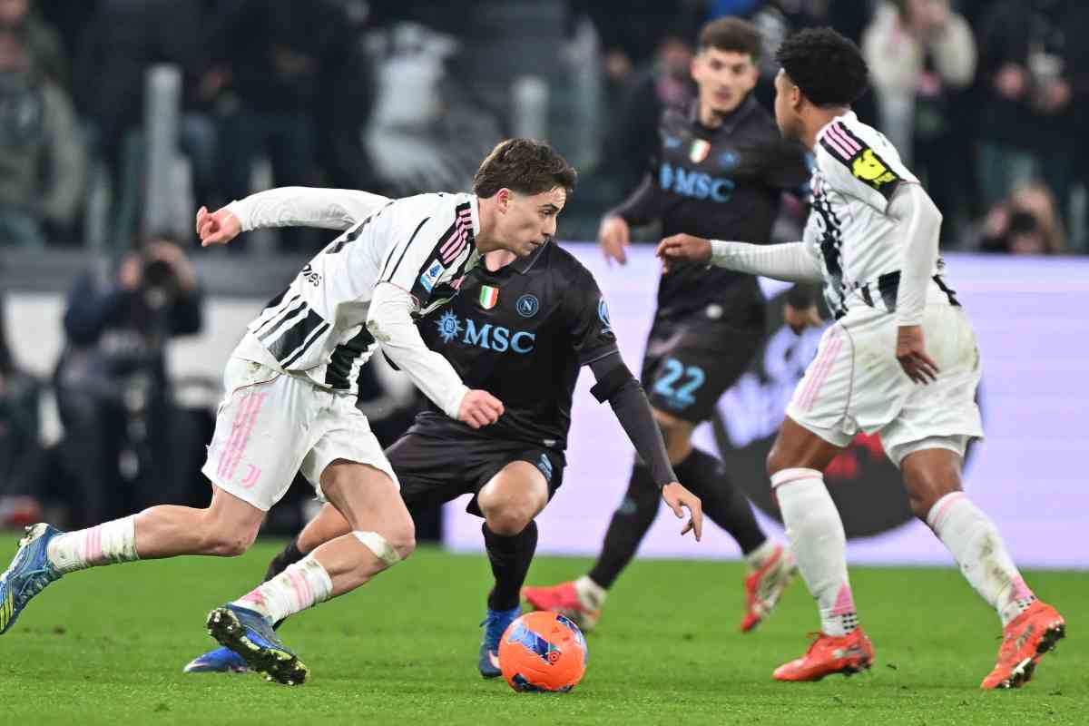 Un momento di Juve-Napoli di serie A con Yildiz che tenta il tiro