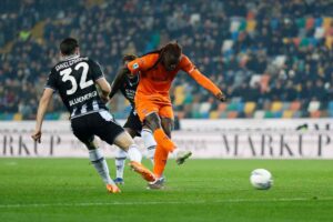 Moise Kean mentre tenta una conclusione verso la porta