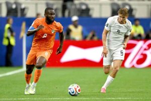 Kessie mentre sin invola verso l'area di rigore durante una gara con la nazionale